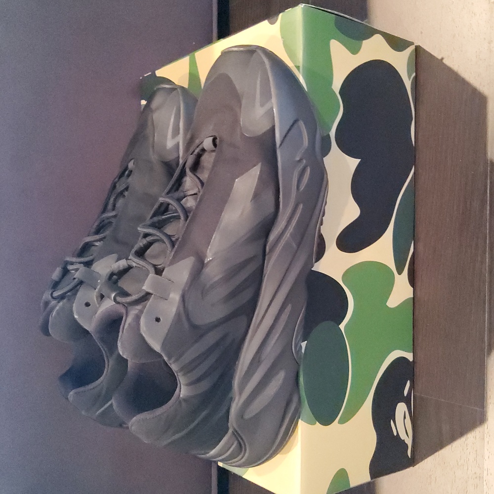 Adidas Yeezy 700 mnvn triple black, US 10.5